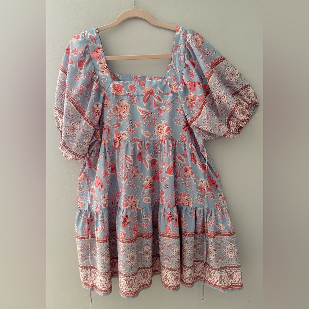 Soft dress with padded sleeves with adjustable drawstrings at the waist. B-3